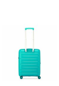 Maleta dura color teal con surcos horizontales, manija telescópica blanca y cuatro ruedas para mayor movilidad. Textura suave y forma rectangular.