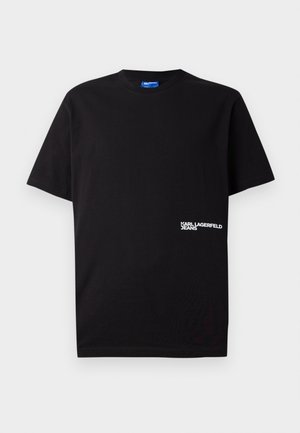 Zwarte katoenen t-shirt met korte mouwen, ronde hals, en witte "KARL LAGERFELD JEANS" logo bedrukt op de linkeronderzijde.