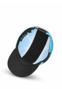 Czapka z czarnym daszkiem i jasnoniebieską koroną. Charakteryzuje się gładką fakturą oraz wewnętrzną podszewką z jasnoniebieskimi i czarnymi sekcjami.