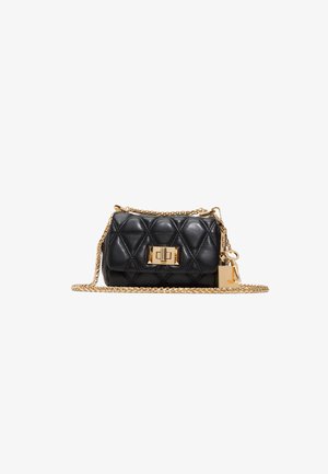 Sac à main en cuir matelassé noir avec une bandoulière en chaîne dorée, fermeture à cliquet et détail de cadenas. Forme compacte et rectangulaire.