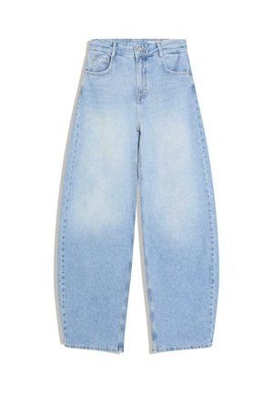 Vaaleansiniset korkeavyötäröiset leveälahkeiset farkut, joissa on etutaskut, vyölenkit, nappi- ja vetoketjukiinnitys valkoisella taustalla.