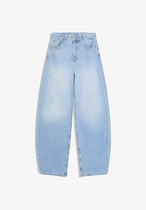 Lichtblauwe high-waist wijde jeans met voorzakken, riemlussen, een knoop en ritssluiting op een witte achtergrond.