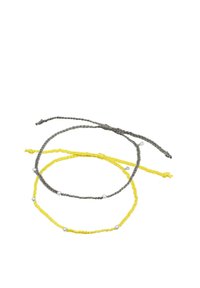 Set di tre braccialetti intrecciati in grigio e giallo, con piccole perline metalliche sui fili gialli. Con legature regolabili alle estremità.