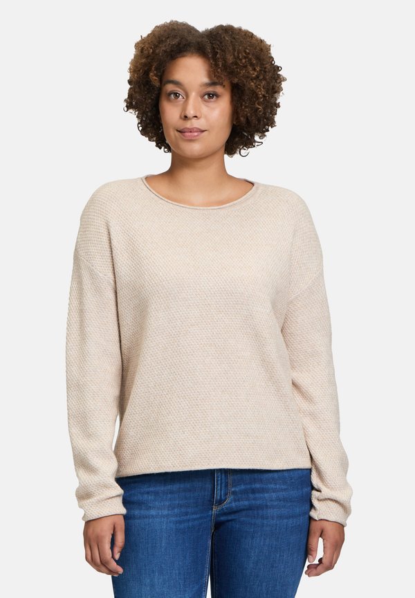 MIT RUNDHALSAUSSCHNITT - Strickpullover - beige