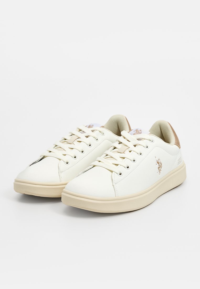 Baskets en cuir blanc avec une texture lisse, semelles en caoutchouc beiges, design à lacets et un accent logo doré sur le côté.
