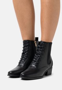 Anna Field Stivaletti stringati - black