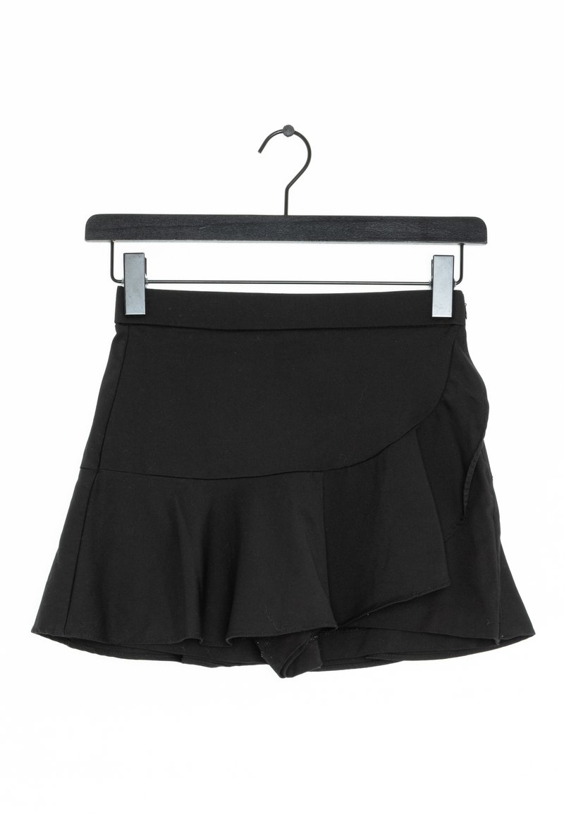 Jupe portefeuille noire en tissu extensible avec un ourlet évasé. Dotée d'une ceinture lisse et d'une poche cachée sur le côté.