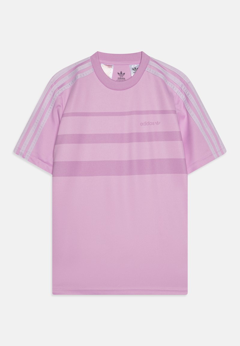 Gaiši purpura īsās piedurknes T-krekls ar trim horizontālām svītrām, ar Adidas logo nedaudz tumšākā nokrāsā, izgatavots no gludas auduma.