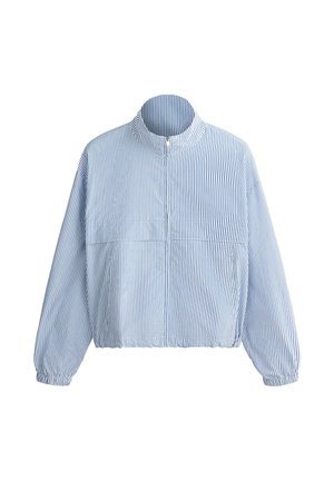 Lichtblauw-wit verticaal gestreepte jas met ritssluiting, hoge kraag, lange mouwen en elastische manchetten en zoom.