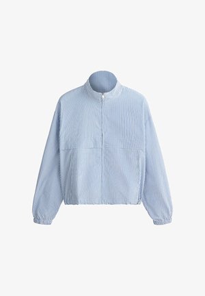 Giacca a righe verticali azzurro chiaro e bianco con zip, collo alto, maniche lunghe e polsini e orlo elastici.