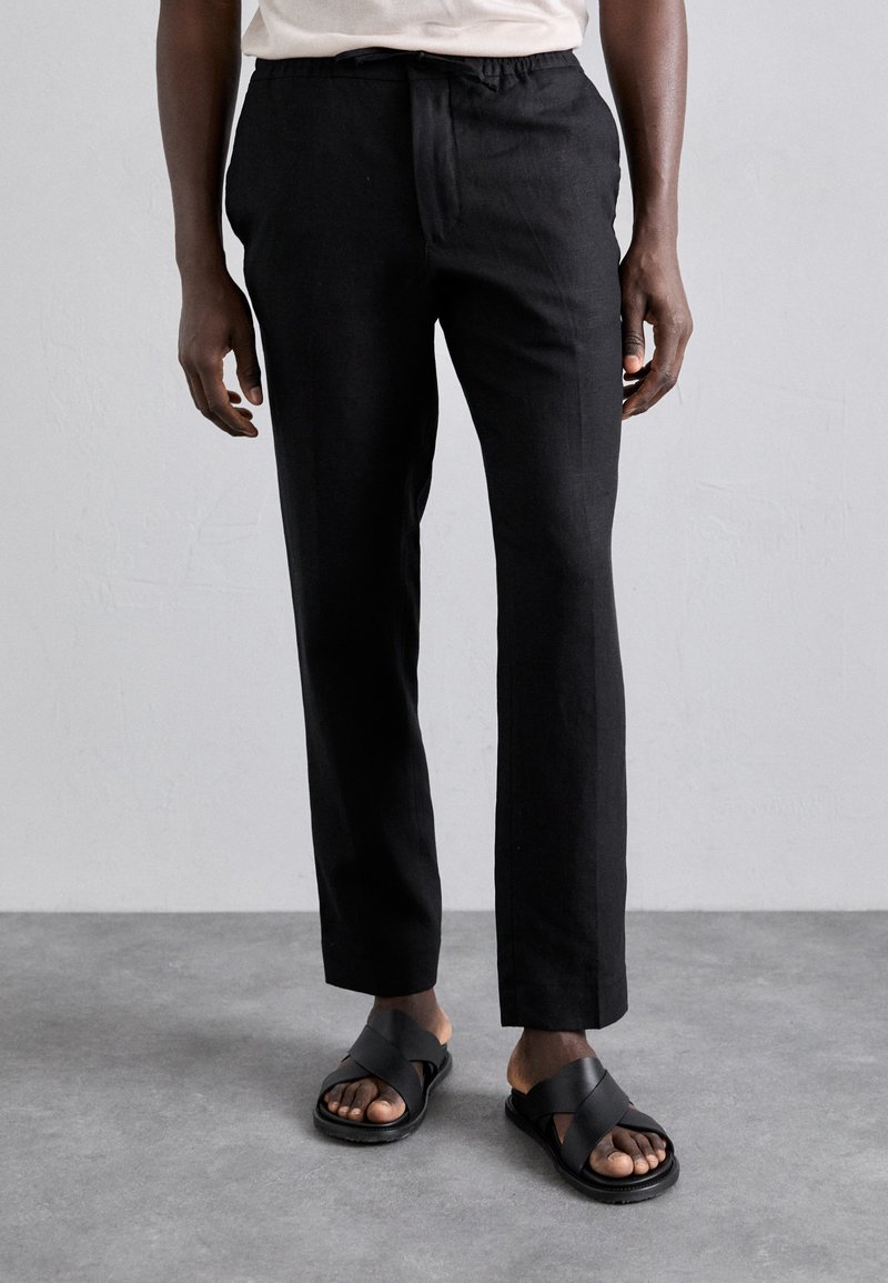 J.LINDEBERG - SOREN DRAPE PANTS - Bukse - black, Forstørre