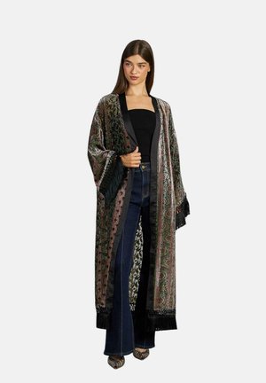 Langer gemusterter Kimono in Dunkelgrün und Rosa mit Fransenakzenten, aus leichtem Stoff, mit offener Vorderseite und weiten Ärmeln.