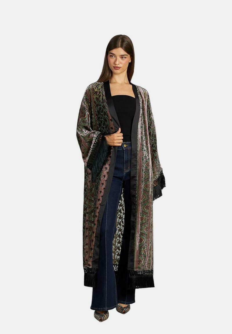 Kimono lung cu un model în verde închis și roz, cu accente de franjuri, realizat dintr-un material ușor, având un design cu fața deschisă și mâneci late.