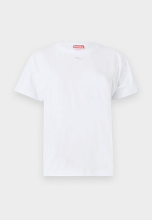 Λευκό βαμβακερό t-shirt με κοντά μανίκια, στρογγυλή λαιμόκοψη και ένα μικρό λογότυπο στο στήθος. Απλός σχεδιασμός, ομαλή υφή και ευθεία ραφή.