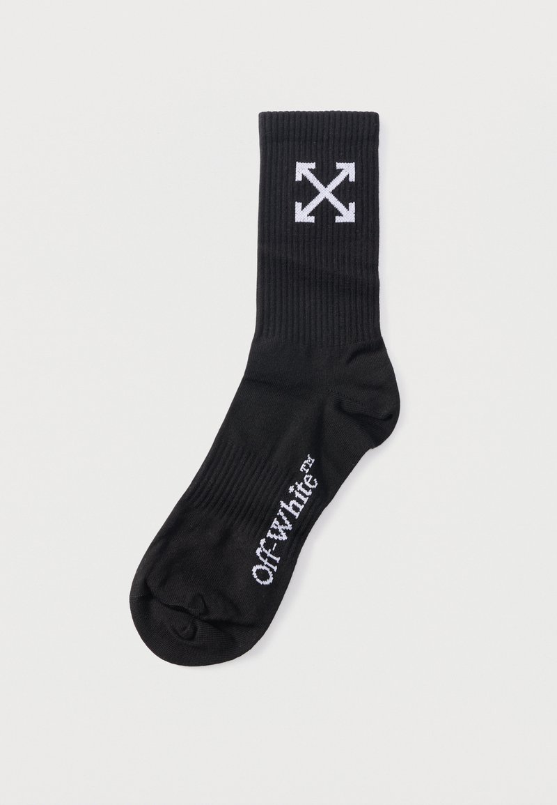 Chaussette noire pour homme avec un logo Off-White blanc sur le pied et un emblème de flèches croisées près du haut du bord-côte.