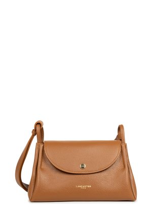 Borsa a tracolla in pelle marrone con finitura texture, chiusura a pattina e dettagli in metallo dorato. Dotata di una tracolla staccabile.