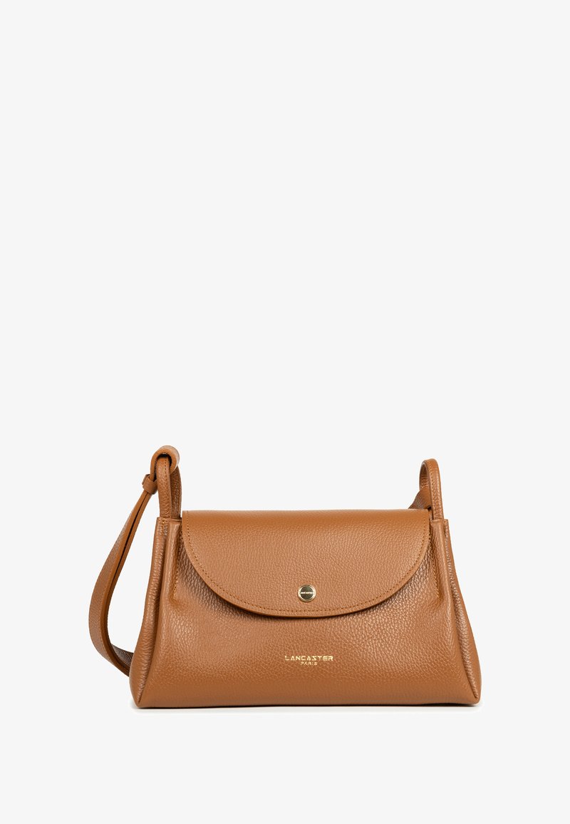 Sac à main en cuir marron avec une finition texturée, fermeture rabat et accents en métal doré. Doté d'une bandoulière amovible.