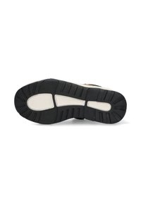 Semelle de basket en caoutchouc noir avec un motif de grip texturé et un accent blanc au milieu. La semelle est large avec des bords surélevés pour plus de stabilité.