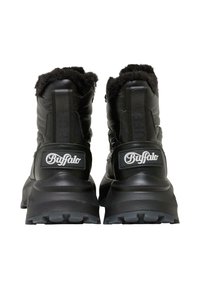 Botas negras hasta el tobillo con forro de piel sintética, material acolchado, suela resistente y logo de "Buffalo" en la parte trasera. Silueta robusta con acentos texturizados.
