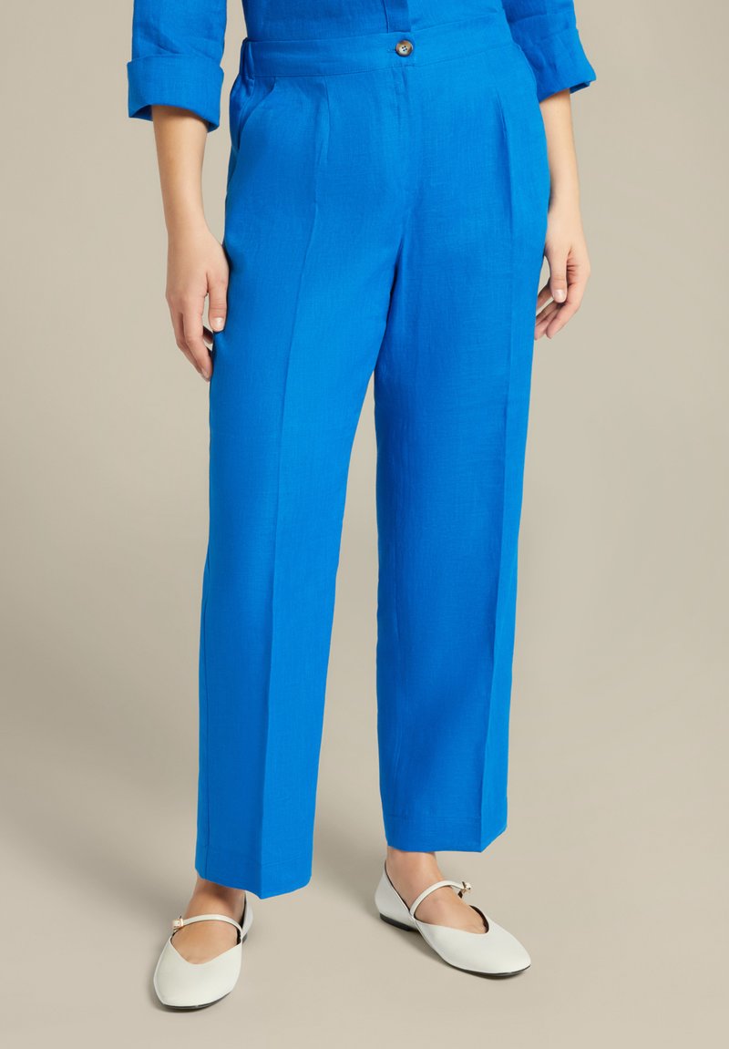 Pantaloni in lino leggeri di un blu brillante, con una linea diritta, caratterizzati da pince anteriori e chiusura a bottone singolo in vita.
