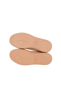 Suole in gomma con un motivo a nido d'ape di colore beige chiaro. Presentano un marchio e una texture antiscivolo per una maggiore aderenza. Design piatto.
