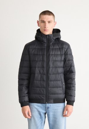 Zwarte donsjack met een rits aan de voorkant, ribbelmanchetten en een capuchon. Bevat gequiltte delen en een gladde, glanzende textuur.