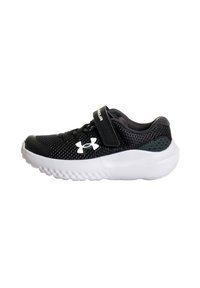 Zapatilla deportiva negra con parte superior de malla transpirable, cuello acolchado, correa de velcro ajustable y media suela blanca texturizada.