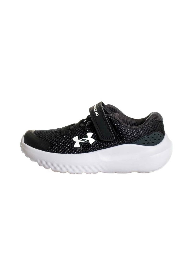 Zapatilla deportiva negra con parte superior de malla transpirable, cuello acolchado, correa de velcro ajustable y media suela blanca texturizada.