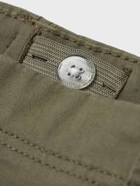 Tissu vert olive avec une texture lisse, comportant un bouton-pression en métal et des détails cousus près de la taille.