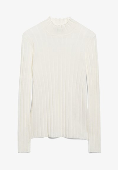 Šviesiai kreminis megztinis su raukšlėtu apykaklės kraštu ir ilgomis rankovėmis. Pagamintas iš minkštos medžiagos, su vertikaliomis juostelėmis tekstūrai.