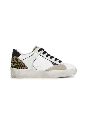 Zapatilla blanca con paneles texturizados, cordones negros y un detalle de estampado de leopardo en el talón. Suela de goma con un ligero acento beige.