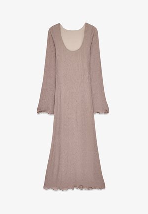 Largo vestido de color malva hecho de una tela texturizada que presenta un amplio escote en forma de barco y mangas acampanadas, con un detalle de dobladillo en forma de ondas.