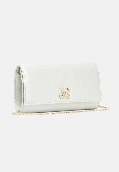 Pochette en cuir blanc avec bandoulière chaîne dorée et logo décoratif doré sur le rabat avant.