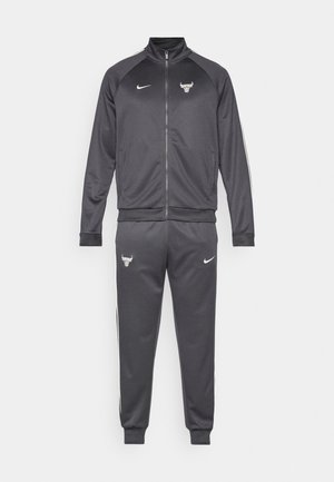 Tamno siva Nike trenirka Chicago Bullsa s kapuljačom i odgovarajućim trenerkama, sa simbolima tima i brenda.