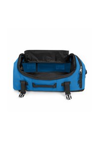 Blå duffelväska med svart dragkedja och detaljer, med en bred öppning, inre fack och slitstarkt tyg.