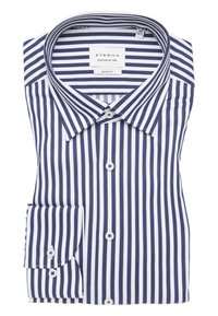 Gestreifes, schmal geschnittenes Hemd in Marineblau und Weiß mit Kentkragen, Einzelmanschette und weißen Knöpfen, gefertigt aus einem glatten Baumwollgemisch.