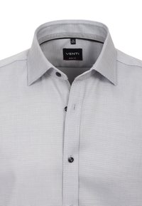 Lichtgrijze, kortefantasie shirt met een geweven textuur. Heeft een button-down kraag en een zwarte knop bij de hals. Merkenlabel zichtbaar.