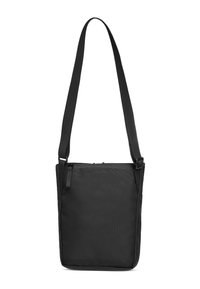 Svart axelväska i hållbart tyg med en strukturerad yta. Har ett blixtlåsförsett topplock, justerbar rem och en minimalistisk design.