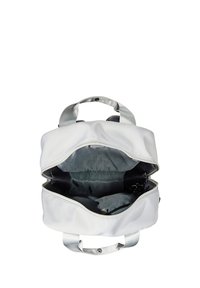 Sac blanc, souple, avec une fermeture éclair et une doublure en tissu, doté de deux courtes poignées et d'un haut ouvert révélant un intérieur spacieux.