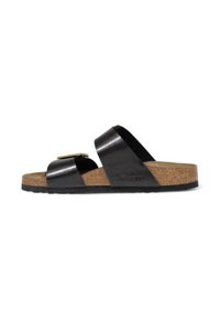 Sandalo infradito in pelle nera con soletta in sughero e suola in gomma nera. Presenta una fascia larga e un grande dettaglio con fibbia dorata.