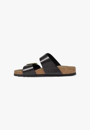 Sandalo infradito in pelle nera con soletta in sughero e suola in gomma nera. Presenta una fascia larga e un grande dettaglio con fibbia dorata.