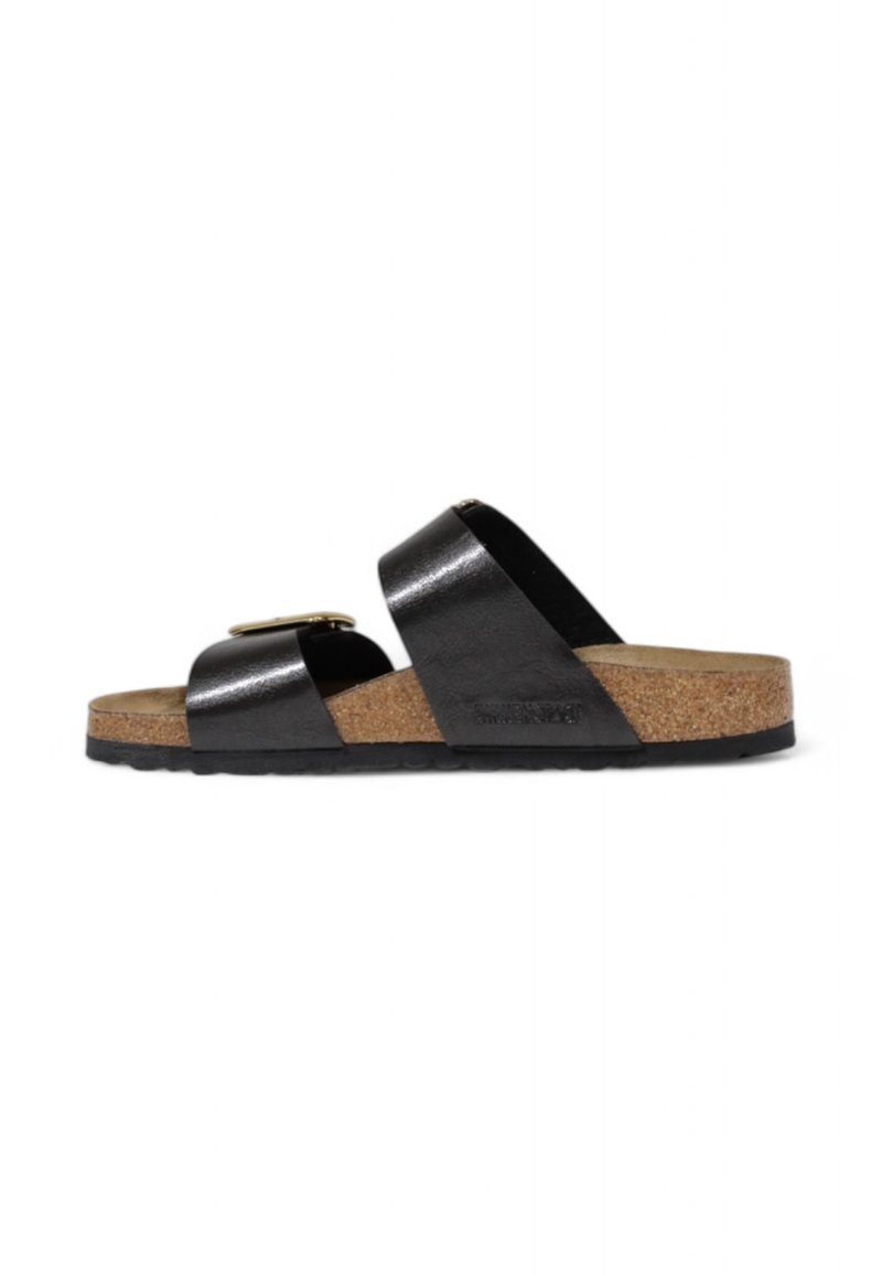 Sandalo infradito in pelle nera con soletta in sughero e suola in gomma nera. Presenta una fascia larga e un grande dettaglio con fibbia dorata.
