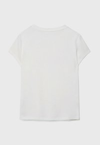 Biała koszulka z krótkim rękawem, okrągłym dekoltem, gładką fakturą oraz widocznymi detalami szwów wzdłuż dołu i rękawów.