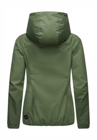 Grønn, isolert jakke med hette, elastiske mansjetter og en tett passform. Glatt tekstur med en logo-patch på den nedre siden.