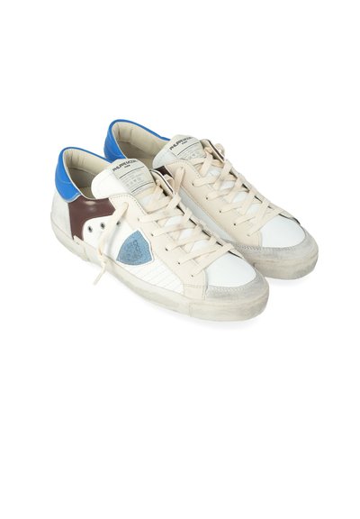 Sneakers bianchi a basso profilo con lacci beige, dettagli blu sul tallone, pannelli laterali marroni e una patch con logo blu sui lati.