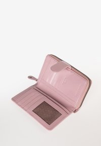 Portafoglio con zip in morbida pelle rosa, dotato di molteplici slot per carte, una finestra trasparente per l'ID e una texture liscia.
