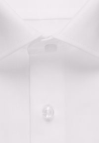 Witte overhemd met een spread collar, transparante knoopsluiting en een gladde stoftextuur met fijne stikseldetails.