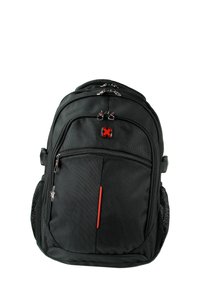 Zwarte rugzak met meerdere ritscompartimenten, zijnetvakken en een rood vierkant logo op de voorkant in het midden tegen een witte achtergrond.