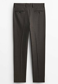 Pantaloni scuri su misura mostrati in posizione verticale su uno sfondo bianco, caratterizzati da due tasche posteriori e un design elegante e professionale.