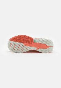 Nike Performance PEGASUS TRAIL 5 - Bėgimo bateliai, skirti nelygiam paviršiui - light silver/hyper crimson/light mango/vintage coral/khaki/laser orange